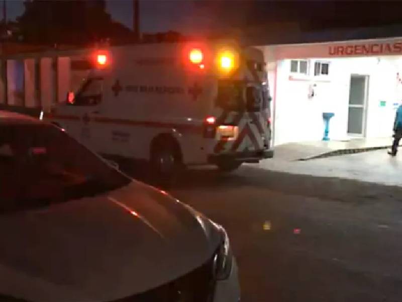 Choca van de la Untrac con auto particular; hay tres lesionados