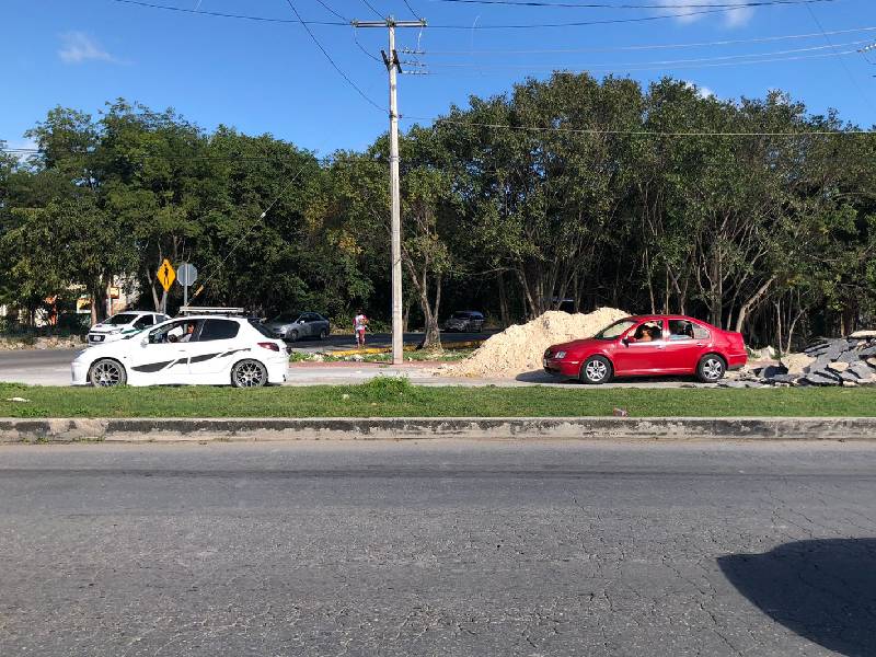 Conductores obstruyen obras de la ciclovía