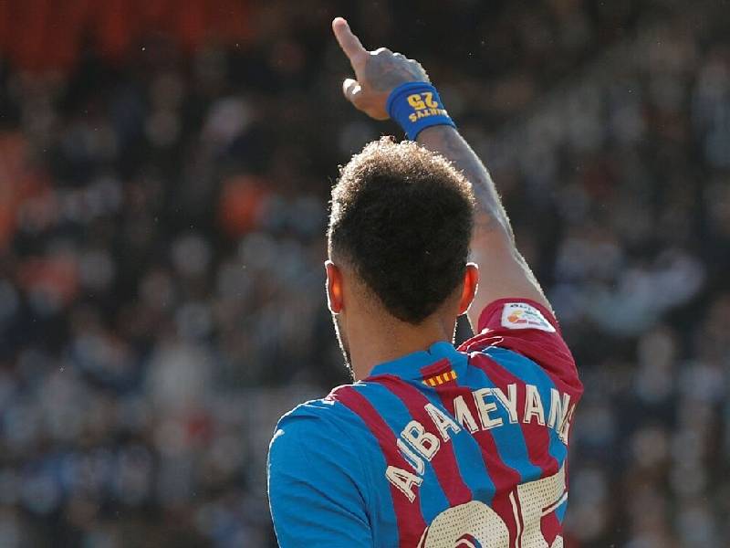 Barcelona golea 4-1 en Valencia con estreno anotador de Aubameyang