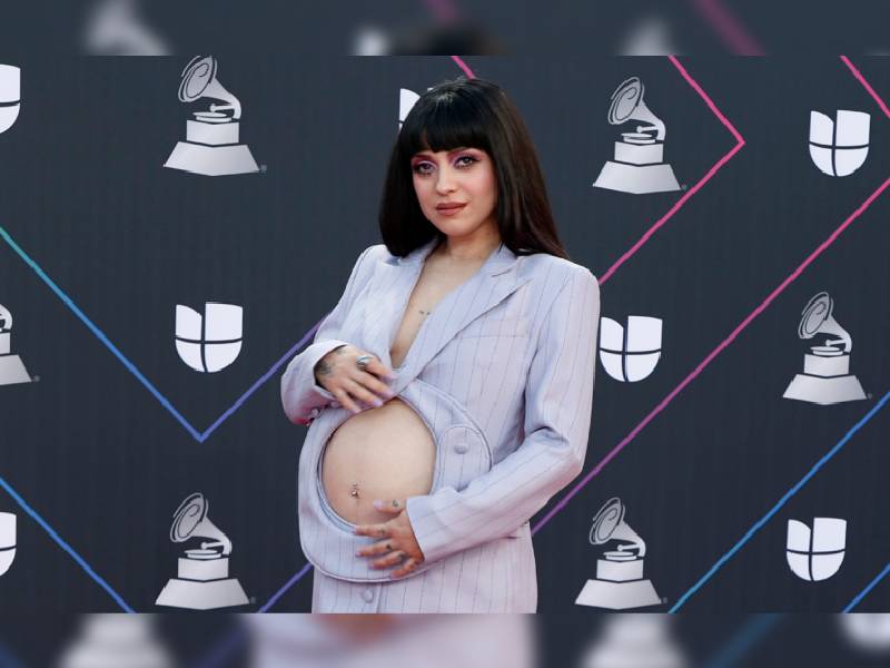 Mon Laferte comparte la primera foto junto a su hijo