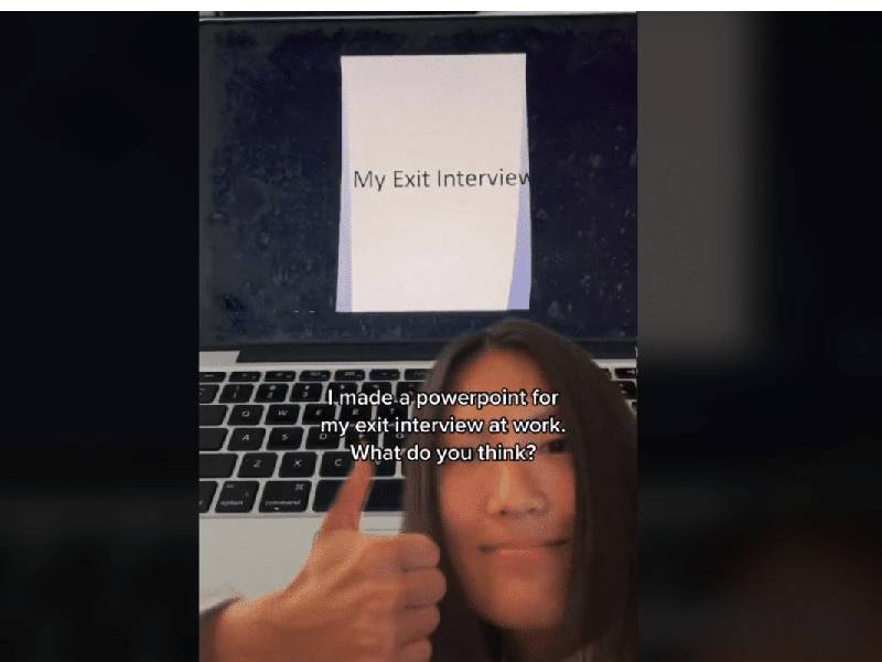 Mujer hace presentación de PowerPoint para presentar su renuncia