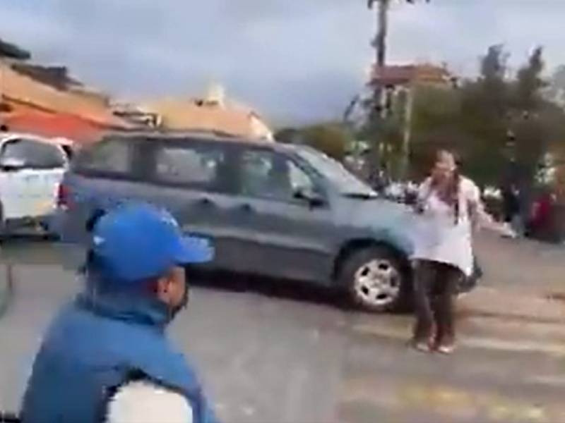 Hombre silla de ruedas rampa