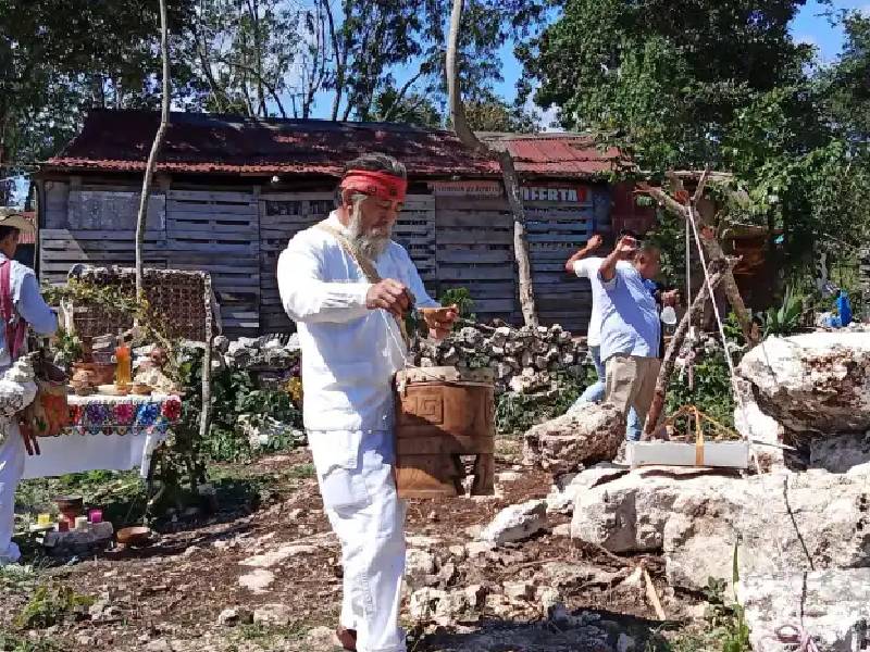 Colocan primera piedra de casa del migrante