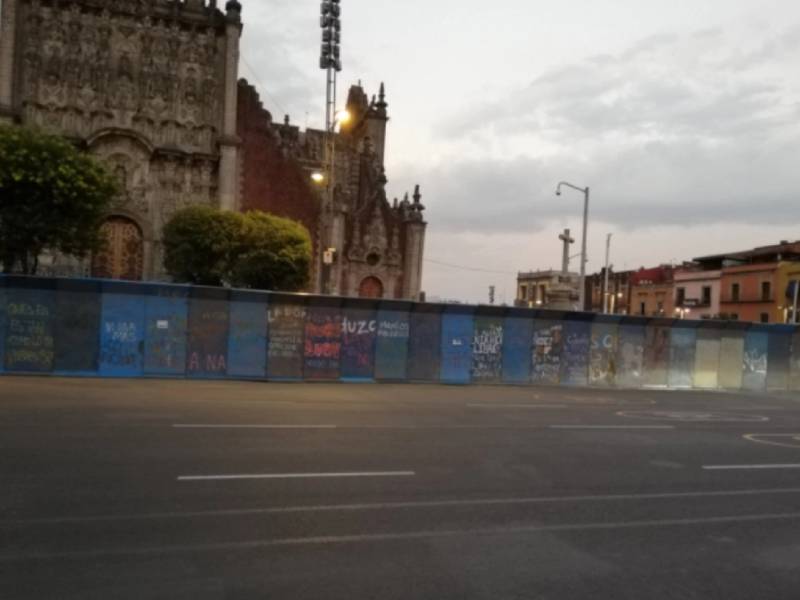 Video. Previo al 8M colocan cercas en el Zócalo de CDMX