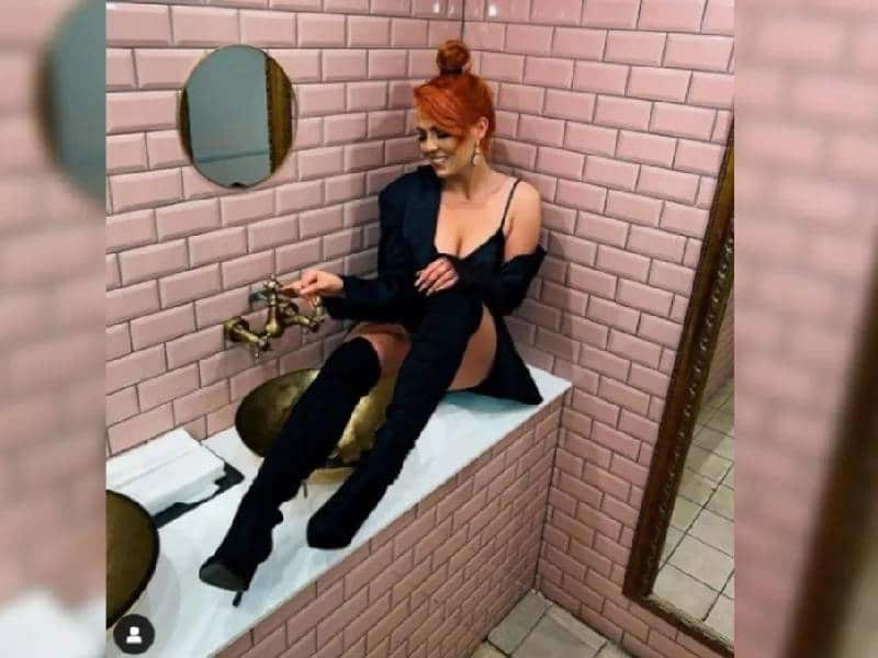 ¡Increíble! Modelo gana dinero desde su sanitario