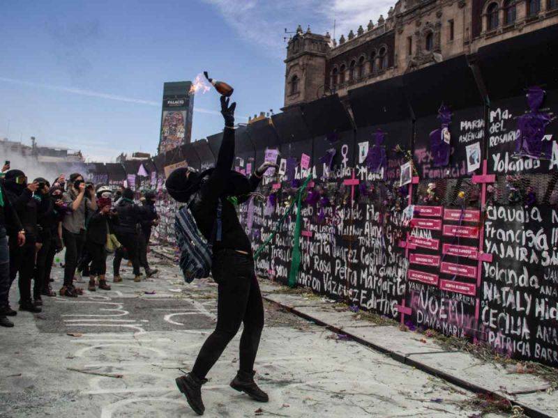 Alerta AMLO que personas preparan marros y bombas Molotov para marcha del 8M