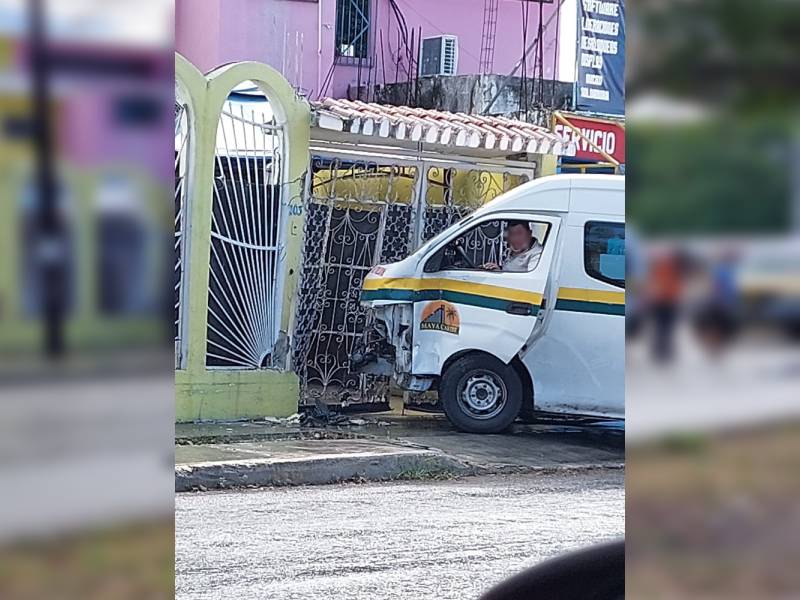Combi choca en una casa en Cancún