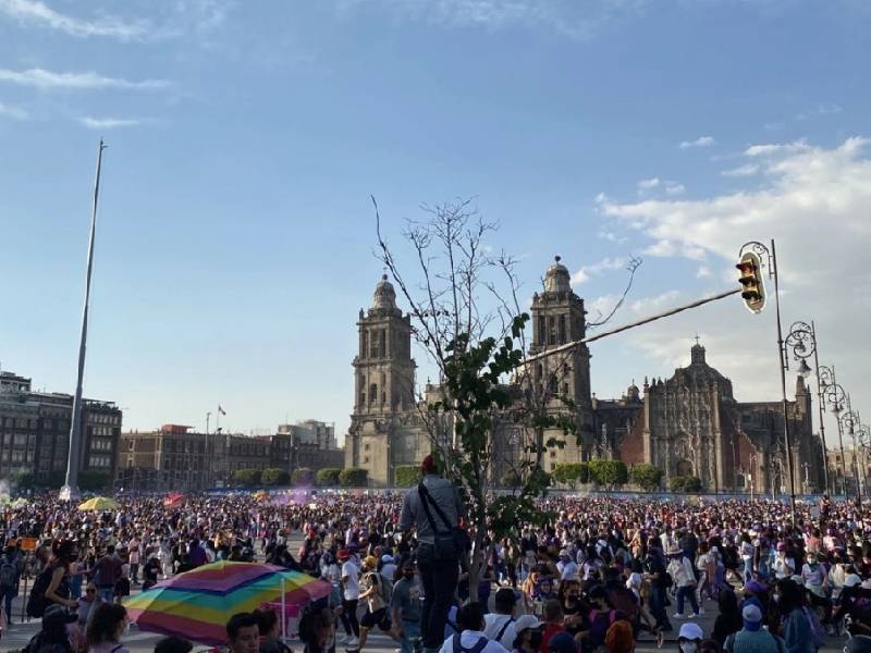 Miles de mujeres marchan por el 8M en CDMX