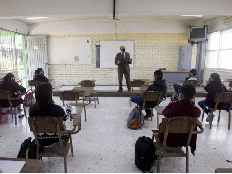 Aceptan tutores el regreso total a clases tras alto rezago