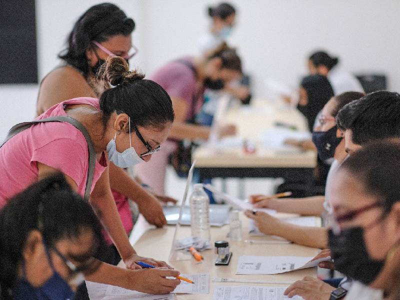 Entregan formatos para solicitud de becas municipales de nivel medio superior y superior