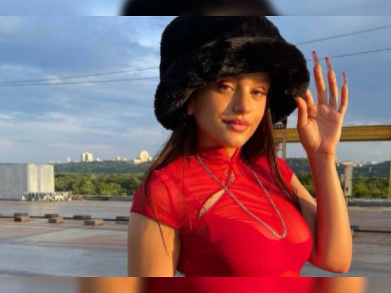 Rosalía llegó a la CDMX y así la reciben sus fans