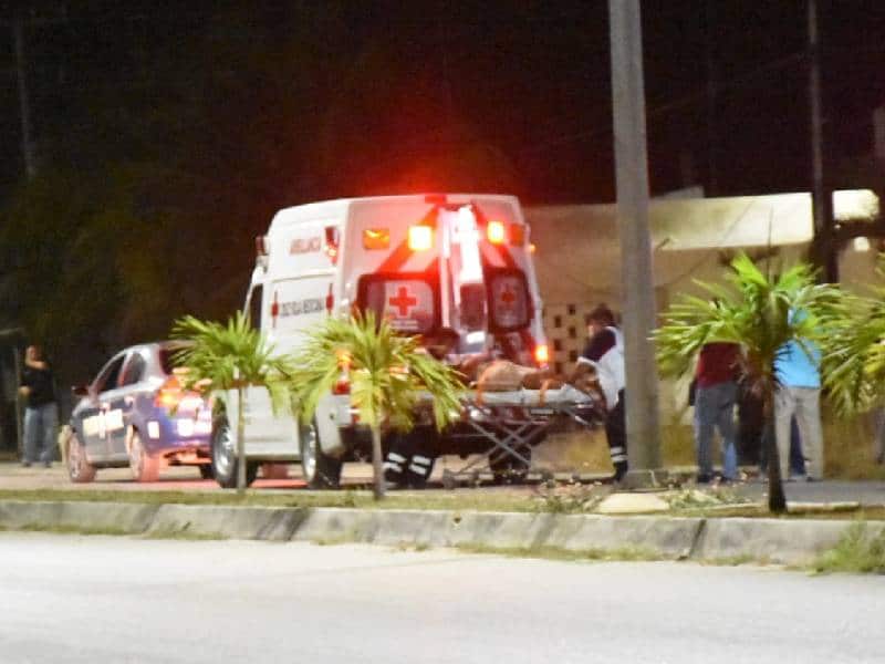 Hombre es golpeado por varios sujetos en Carrillo Puerto
