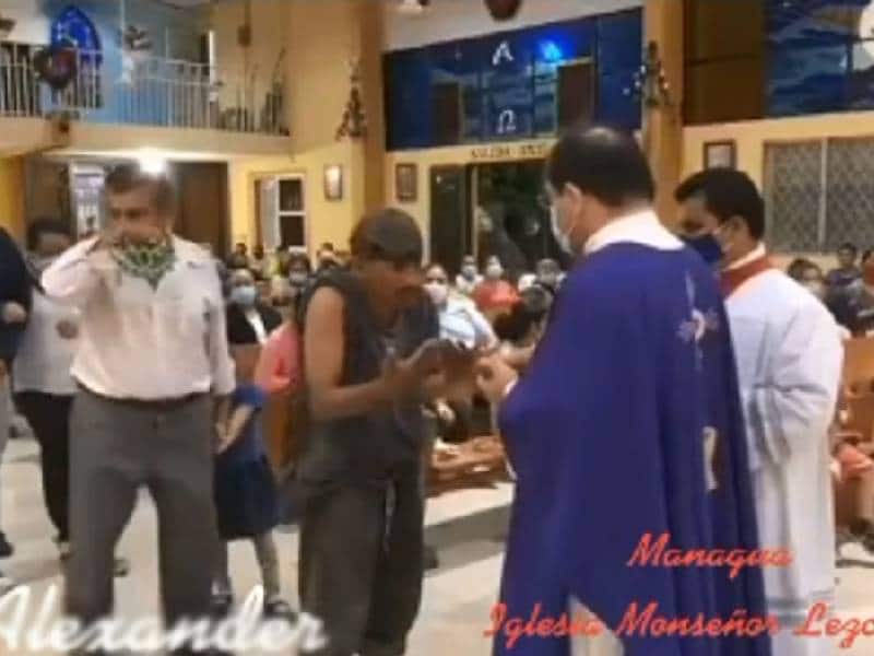 Video. Sacerdote niega hostia a indigente; genera críticas
