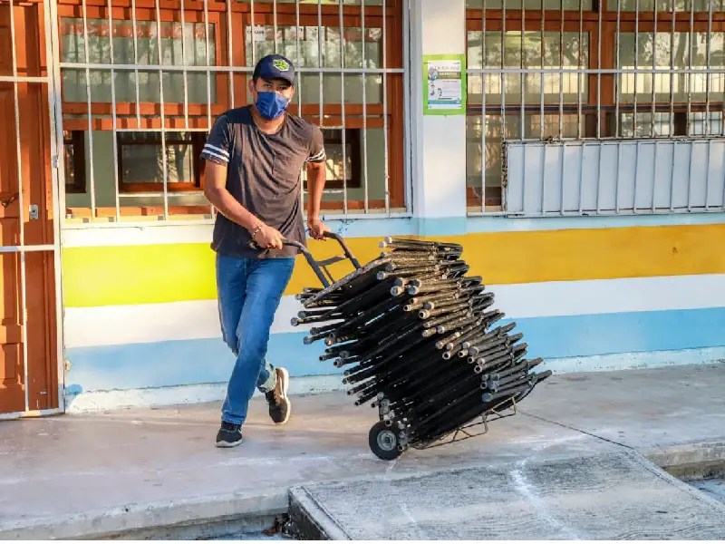 Dan en prestamo sillas y mesas a escuela de ciudad mujeres para atención de sus alumnos