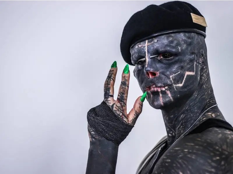 FOTOS. Joven se hace modificaciones para parecerse a un Alien
