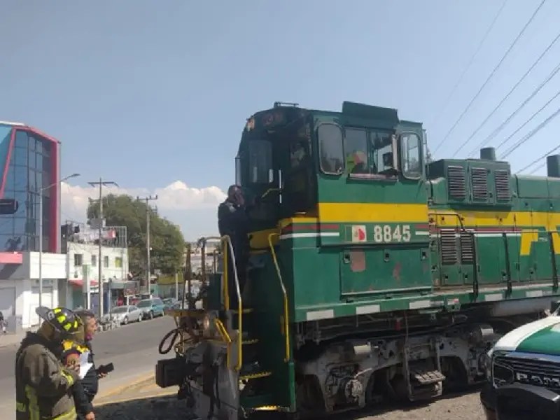 Tren embiste a automóvil que trató de ganarle el paso