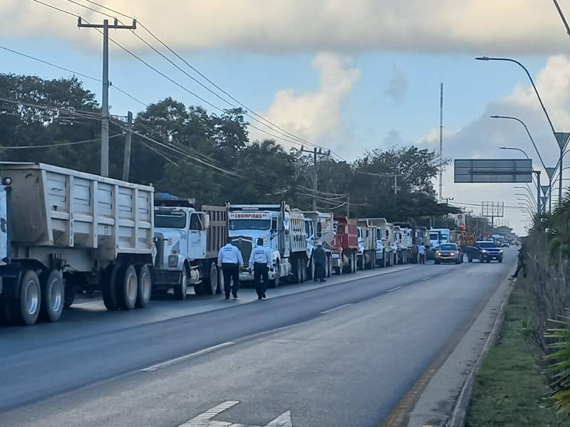 Volqueteros se manifiestan, buscan seguridad en carreteras