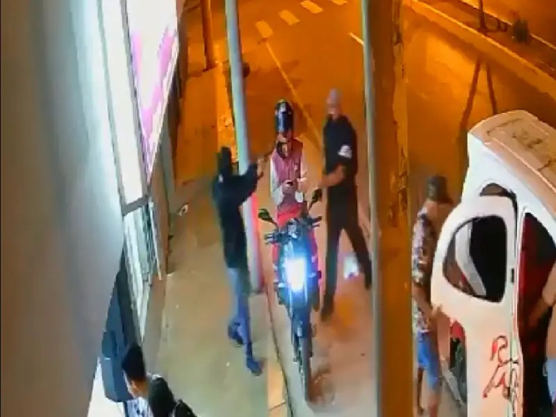 Video: Ladrón dispara por error a presunto cómplice en asalto