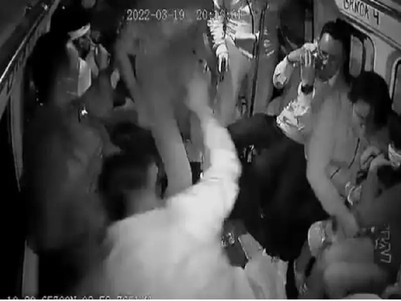 Video: (imágenes fuertes) Ladrones saltan de combi en movimiento en asalto