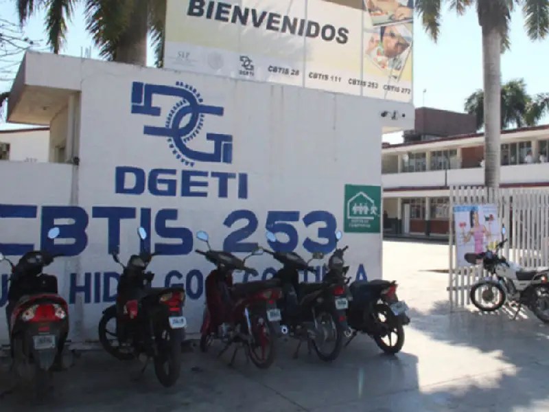 Padres se manifiestan en CBTIS por acoso de profesores a sus hijas