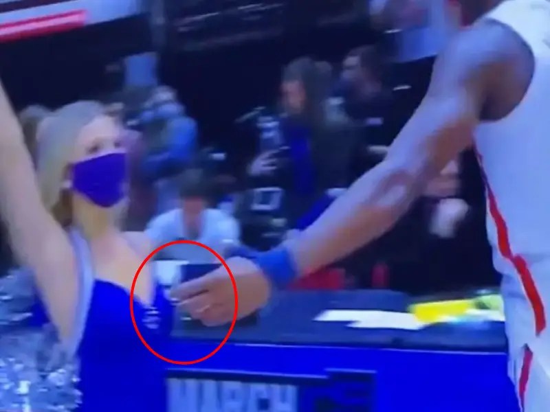 VIDEO. Basquetbolista toca el pecho de porrista en pleno juego