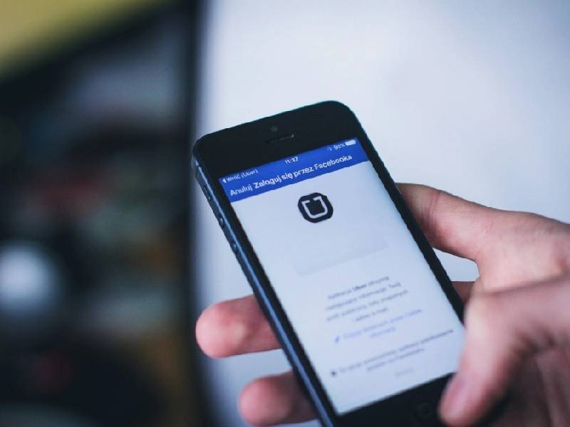 Mujer denuncia a conductor de Uber que la acosa tras presuntamente robarle