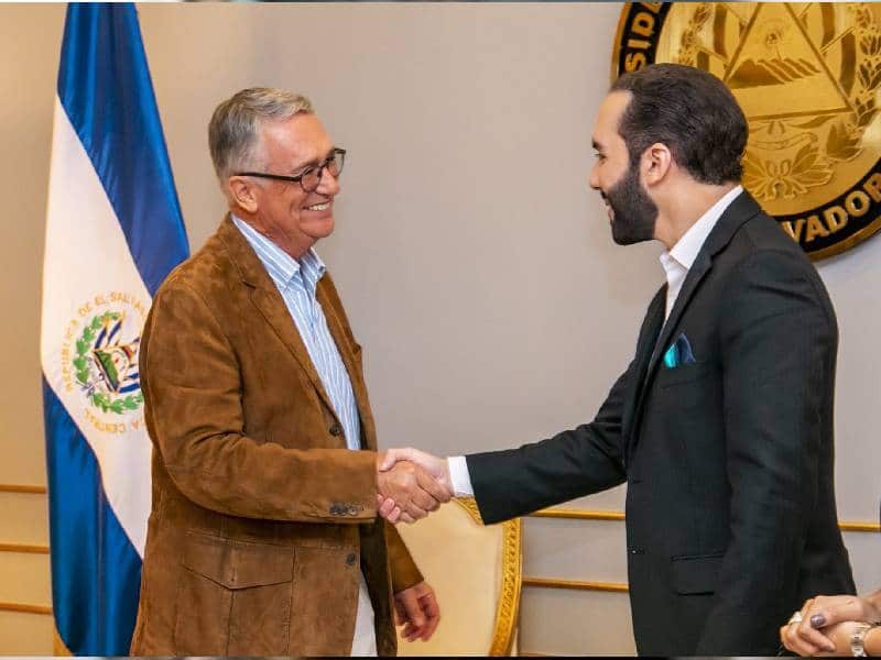 Nayib Bukele presume visita de Salinas Pliego y un regalo especial