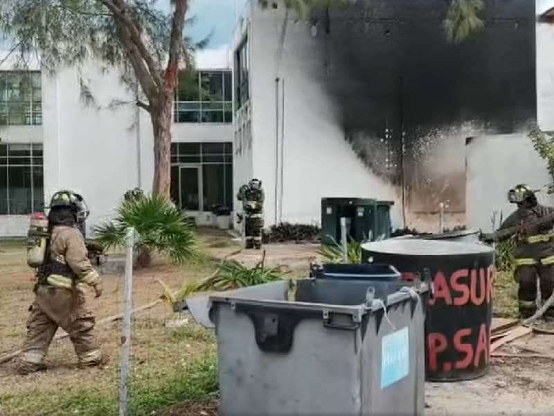 Explota transformador en oficina del Ayuntamiento de Isla Mujeres