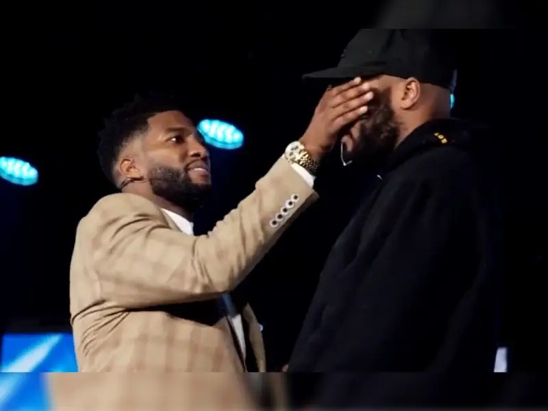 VIDEO. Pastor frota la cara de sus seguidores con su saliva