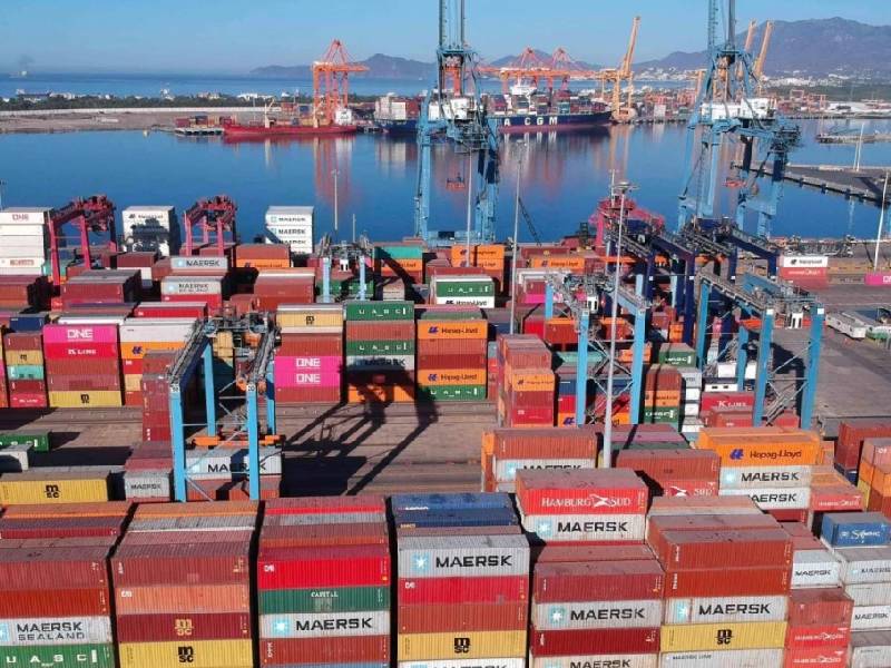 Muestra balanza comercial superávit por mil 293 mdd en febrero: Inegi