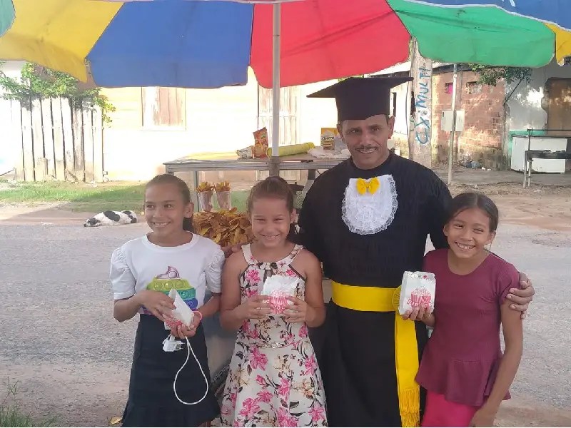 Vendedor se gradúa de la universidad a sus 52 años y lo festeja en su puesto