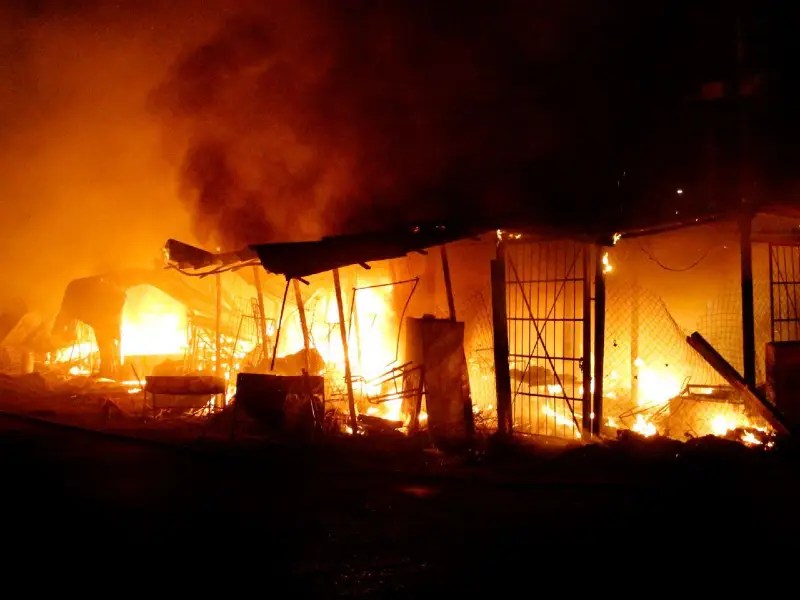 Hombre rocía gasolina y prende fuego a indigente en Acapulco