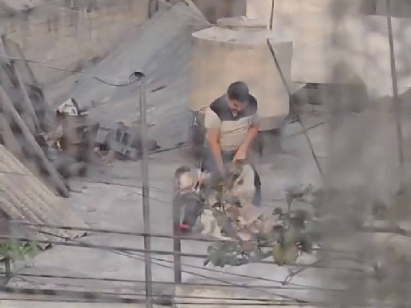 Video: Exhiben a hombre sofocando a un perrito con una jerga; denuncian maltrato animal