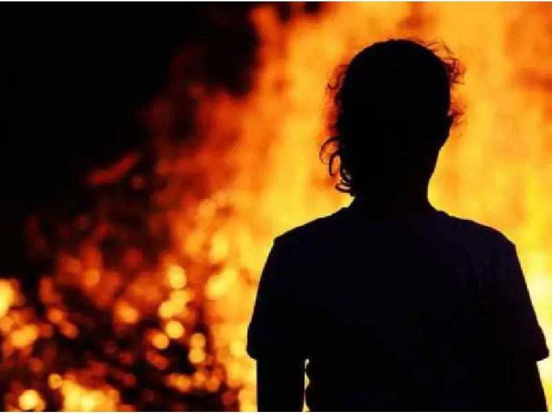 Mujer le prende fuego a su ex y a su novia