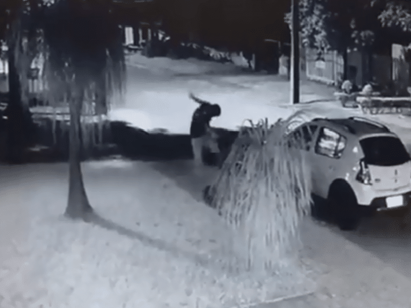 VIDEO: Mujer sale a ayudar a un vagabundo, más tarde su esposo los encuentra teniendo relaciones
