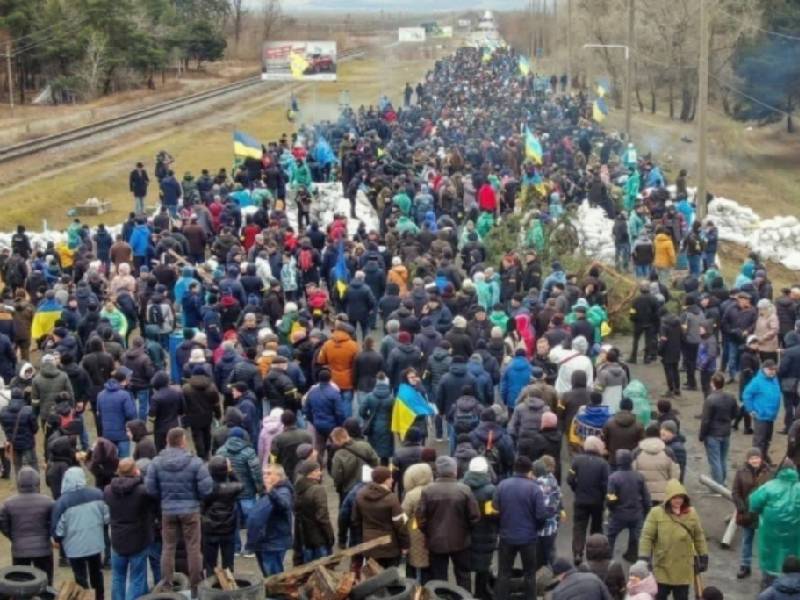 VIDEO: Civiles ucranianos se amotinan para evitar que rusos entren a zona nuclear