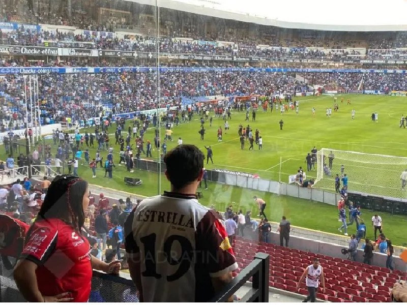 Madre de aficionado de Gallos lo entrega a la fiscalía de Querétaro
