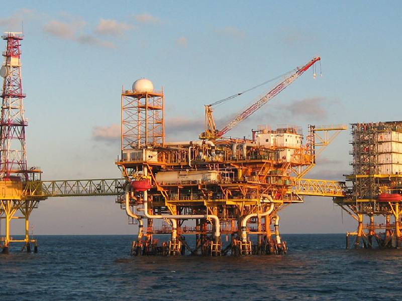 El petróleo cede tras dispararse a niveles récord