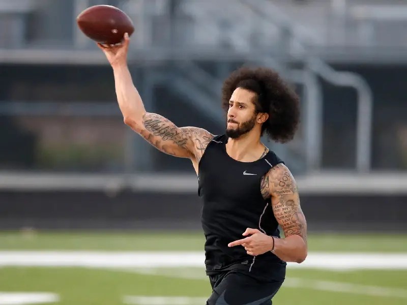 Colin Kaepernick realiza entrenamientos para exhibir su brazo