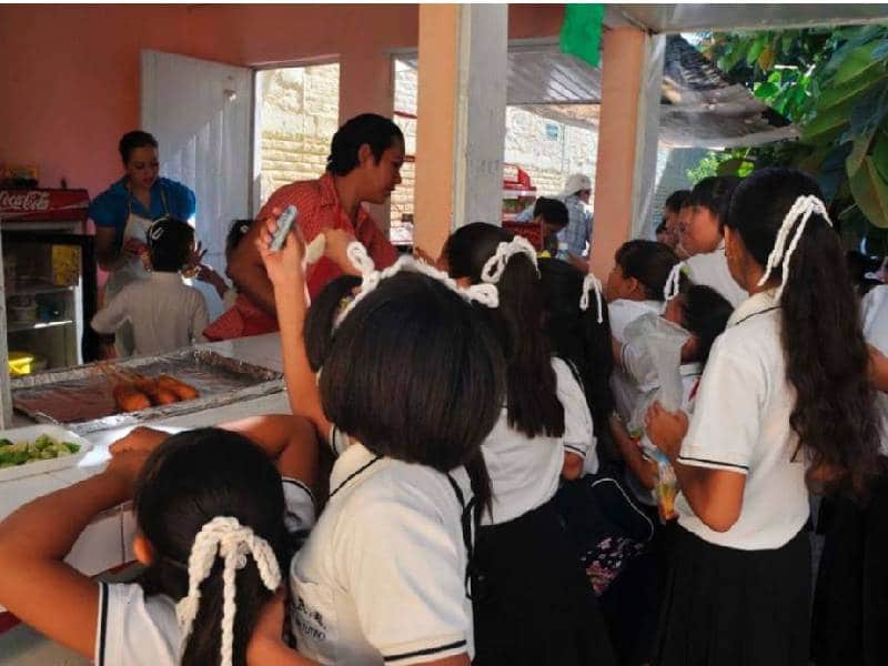 Analizan habilitar las tienditas escolares