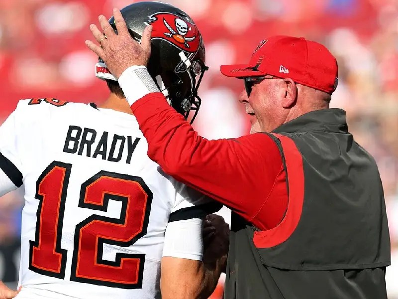 Bruce Arians deja de ser entrenador de los Buccaneers de Tom Brady