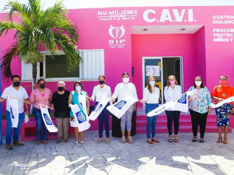 Banderazo de inicio de obra del centro para la mujer en Isla Mujeres