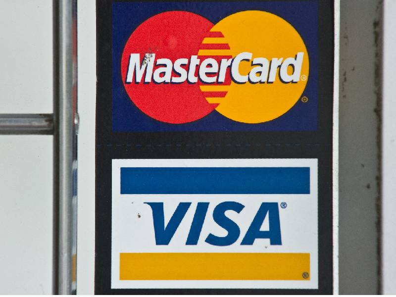 Visa y Mastercard suspenden operaciones en Rusia