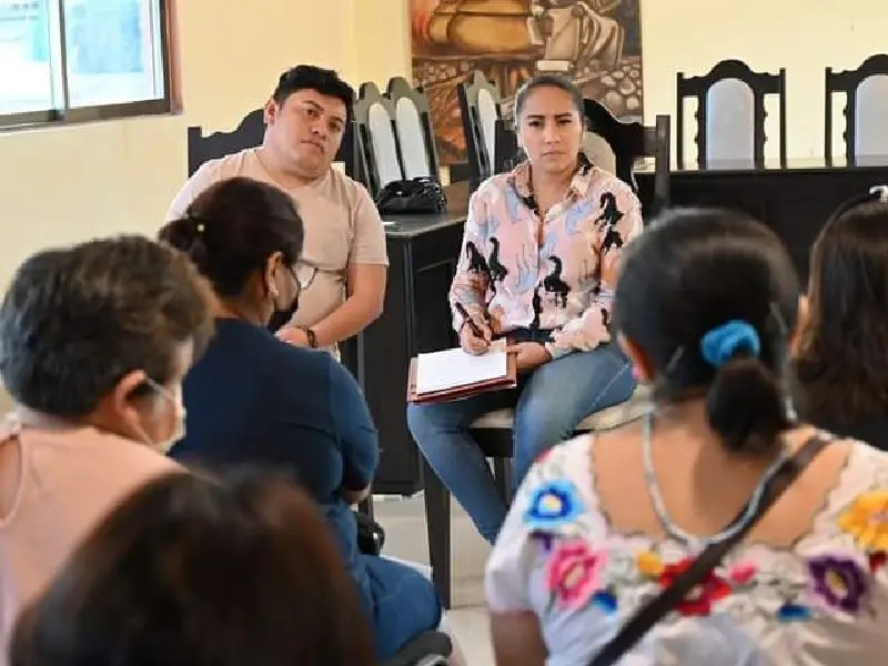 Dialoga alcaldesa con colonos de la cabacera municipal