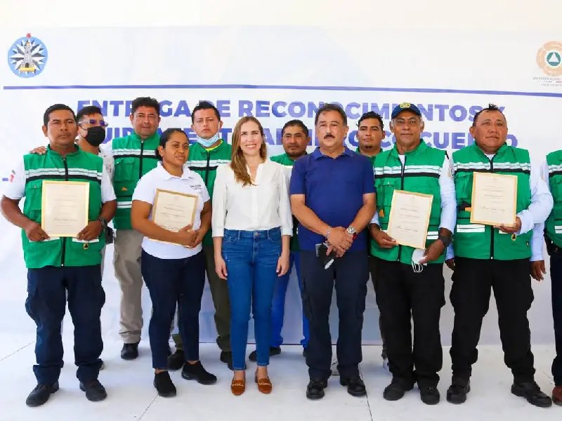 Entregan reconocimientos a personal de protección civil
