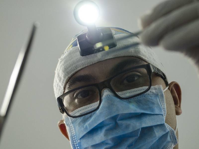 ¡Mente de tiburón! Dentista estropeaba los dientes de sus pacientes para seguir atendiéndolos