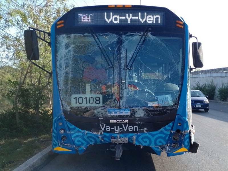 Colisiona un autobús de la nueva ruta del periférico y deja varios lesionados
