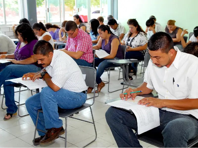Maestros buscan que se les otorgue la plaza de docente