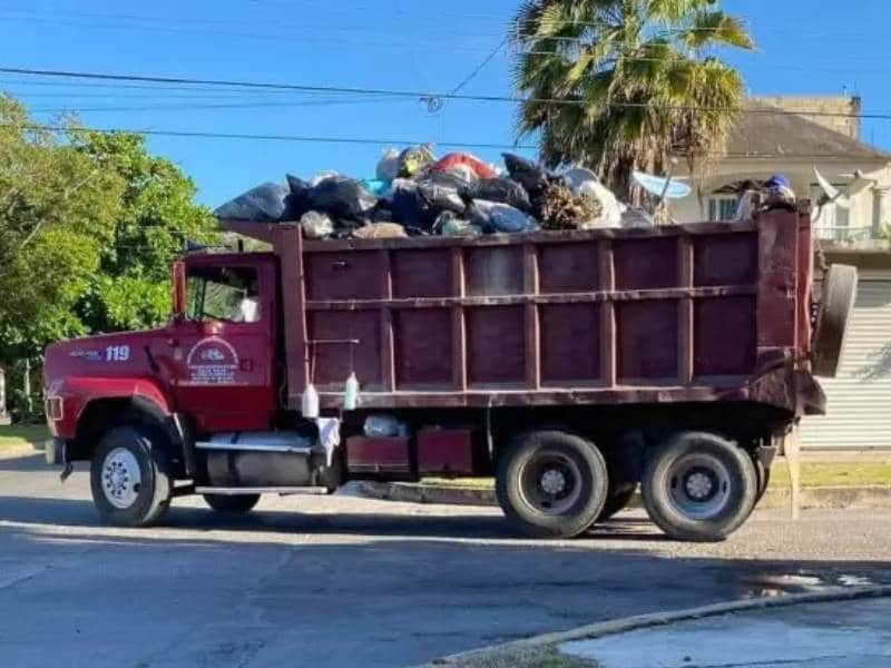 Van tras los volqueteros "piratas" en Quintana Roo