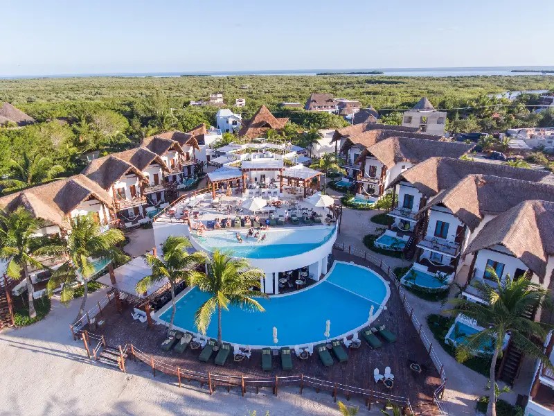 Van por hoteles en Holbox
